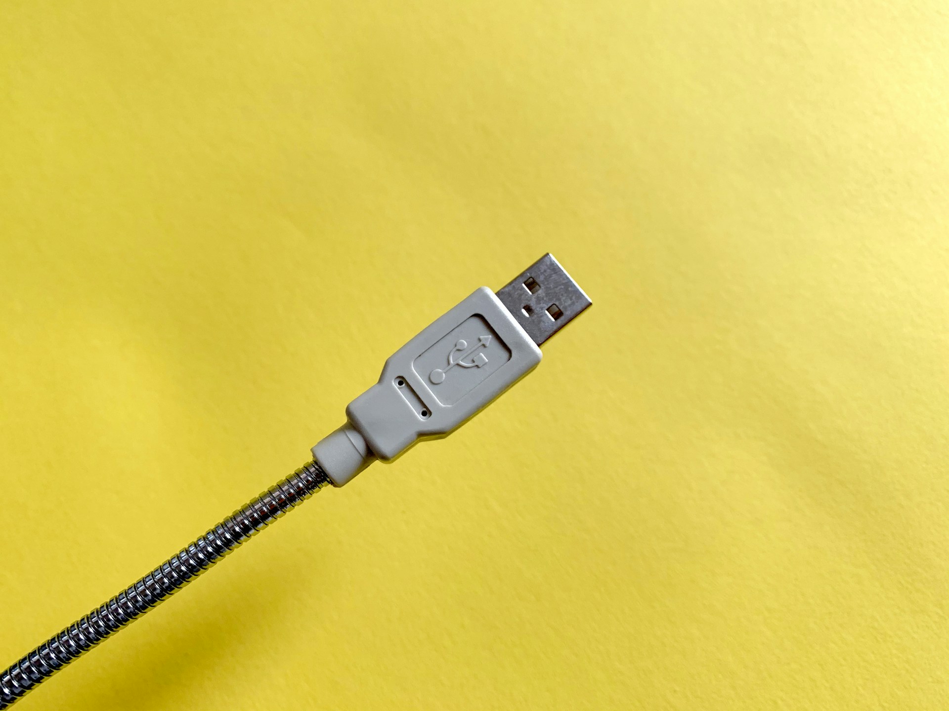 Konektor USB-A na žltom pozadí