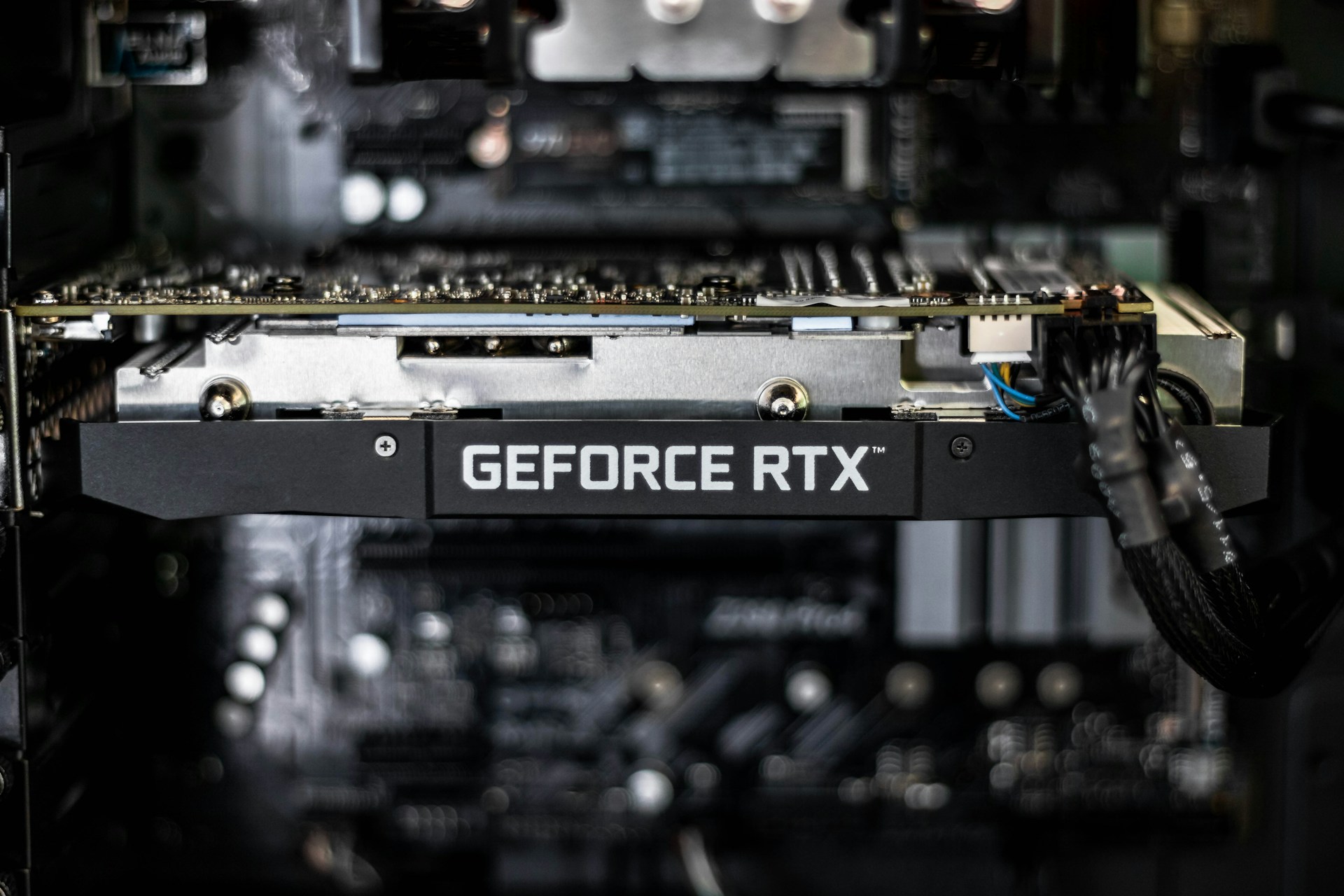 Grafická karta GeForce RTX nainštalovaná v stolnom počítači