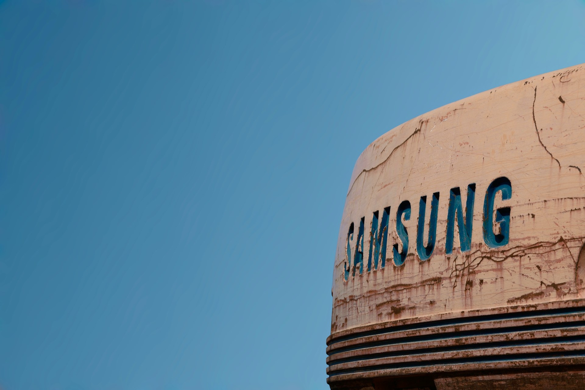 Názov Samsung na budove pod modrou oblohou