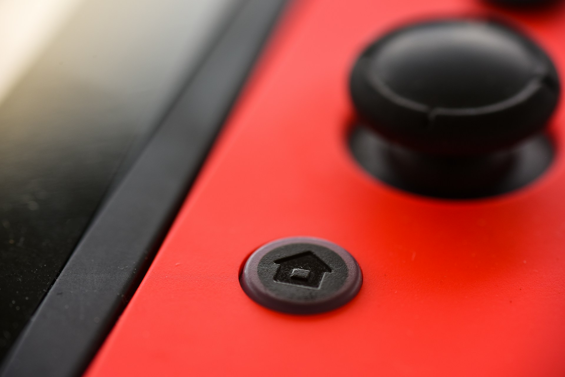 Detail červeného herného ovládača Nintendo Switch.