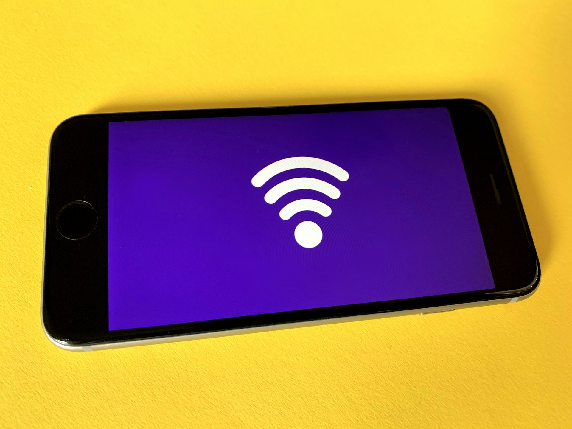 Telefón so symbolom Wi-Fi na žltom pozadí