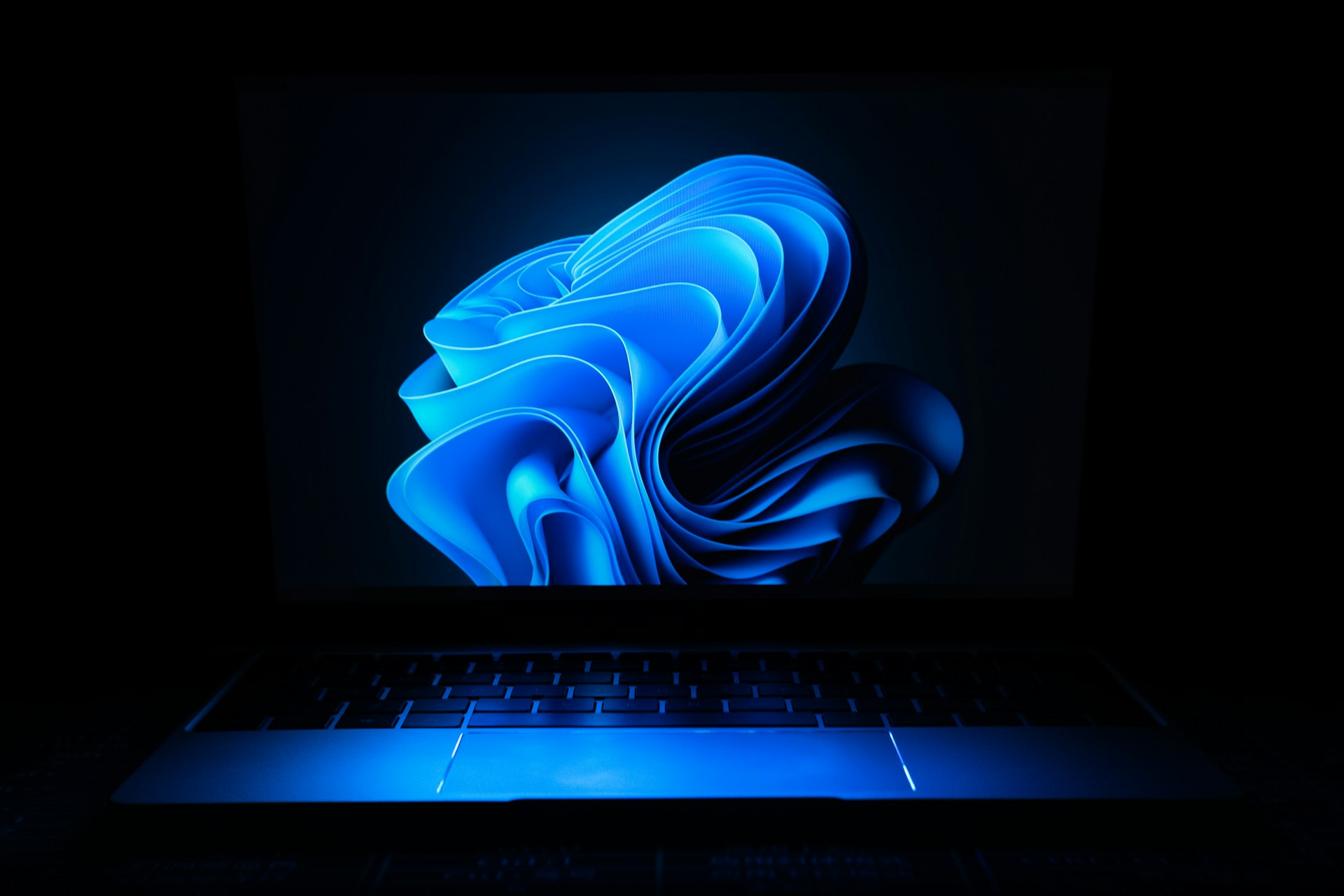 Notebook s pracovnou plochou Windows 11 na stole